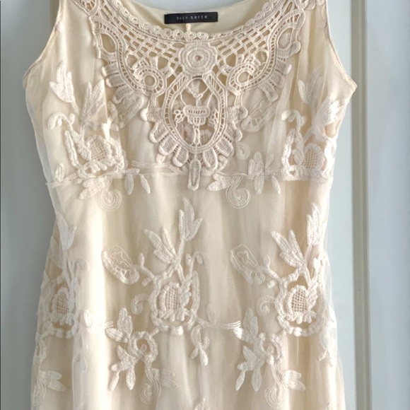 Lace dress - Picture 1 of 4